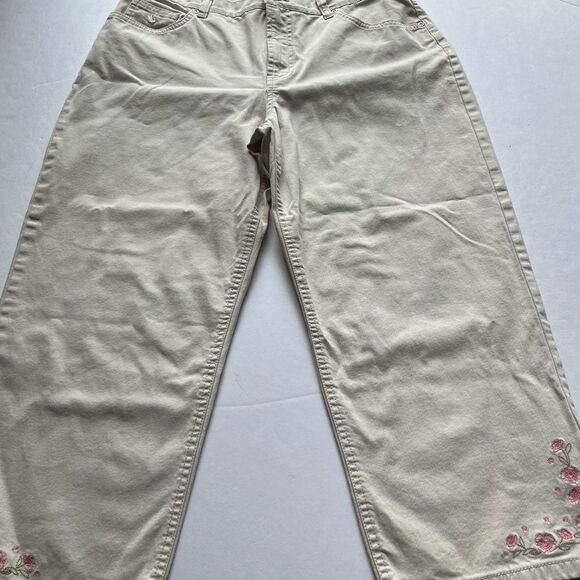 Gloria Vanderbilt Women's Light Tan Capri Pants w Pink Floral Embroidery Size 12 - Picture 1 of 7